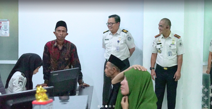 Penyerahan Plakat Cinderamata